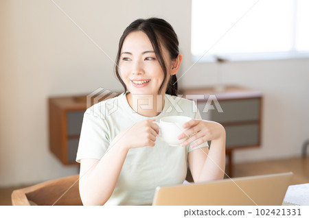 看計算機的一個少婦,當喝咖啡時 看計算機的一個少婦,當喝咖啡時 102421331