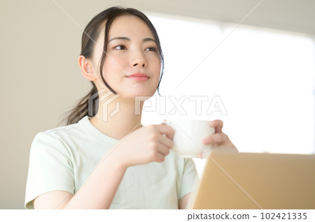 看計算機的一個少婦，當喝咖啡時 102421335