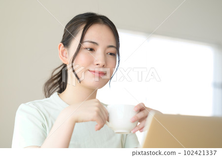 看計算機的一個少婦,當喝咖啡時 看計算機的一個少婦,當喝咖啡時 102421337