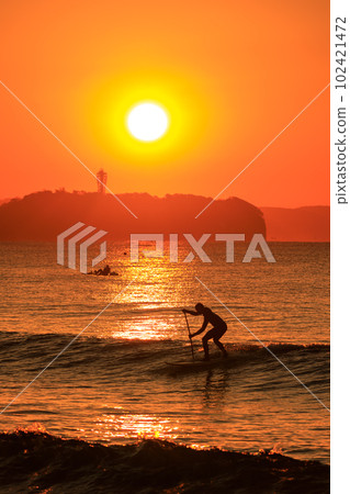 神奈川_江之島燈塔日出和享受海上運動的人們 102421472