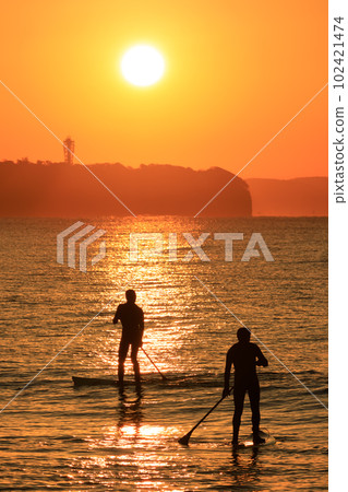 神奈川_江之島燈塔日出和享受海上運動的人們 102421474