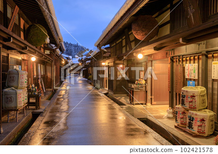 Gifu _ Merchant houses on Hida-Takayama Sanmachisuji and a superb view of the snowy landscape 102421578