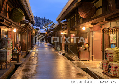 Gifu _ Merchant houses on Hida-Takayama Sanmachisuji and a superb view of the snowy landscape 102421579