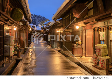 岐阜縣_飛驒高山三町筋上的商舖和絕美的雪景 102421580
