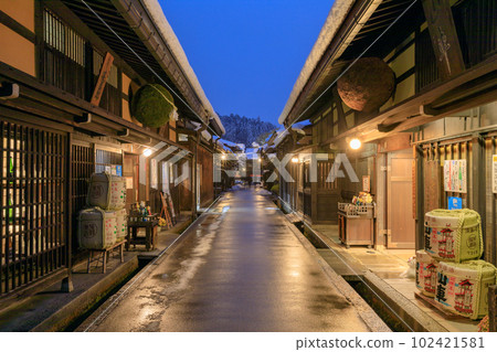 Gifu _ Merchant houses on Hida-Takayama Sanmachisuji and a superb view of the snowy landscape 102421581