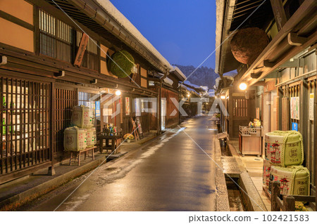 岐阜縣_飛驒高山三町筋上的商舖和絕美的雪景 102421583