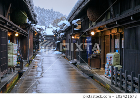 岐阜縣_飛驒高山三町筋上的商舖和絕美的雪景 102421678