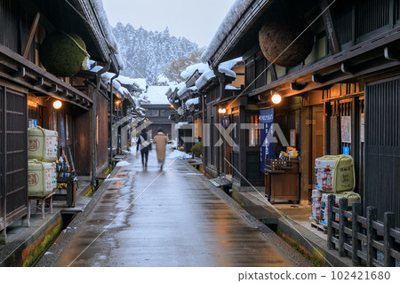 岐阜縣_飛驒高山三町筋上的商舖和絕美的雪景 102421680