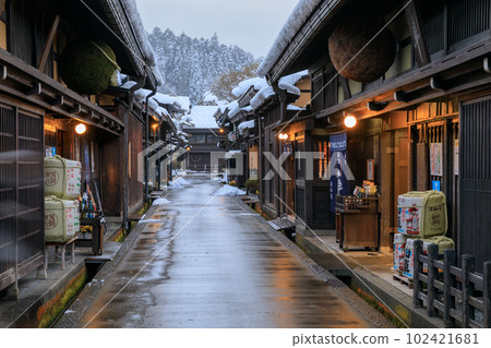 岐阜縣_飛驒高山三町筋上的商舖和絕美的雪景 102421681