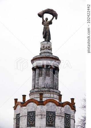 On the building there is a sculpture Collective farmers holding a sheaf of wheat on the territory of the complex of the exhibition for achieving the national economy On the building there is a sculpture Collective farmers holding a sheaf of wheat on the territory of the complex of the exhibition for achieving the national economy 102422442