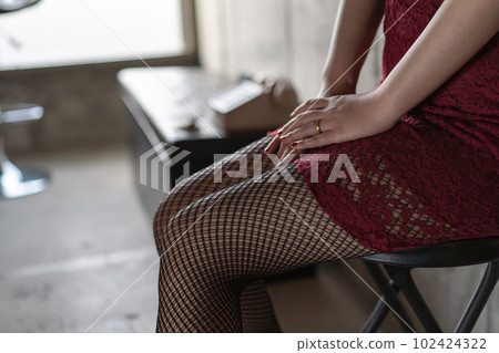 戴戒指的女人夜班 102424322