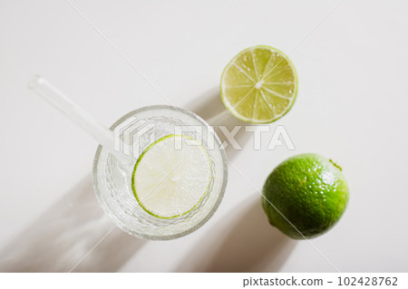 Close up of mineral water with ice and lime in glasses for refreshment in the summer top view 102428762