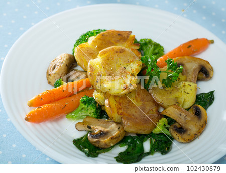 Crash Hot Potatoes with fried mushrooms 102430879
