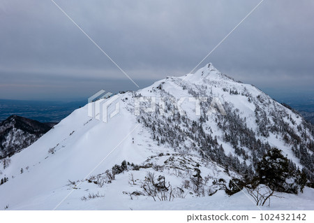 The pinnacle of Mt. Kengamine, one of Japan's top 100 mountains, Mt. 102432142