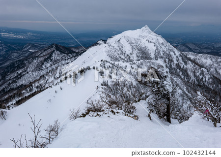 The pinnacle of Mt. Kengamine, one of Japan's top 100 mountains, Mt. 102432144
