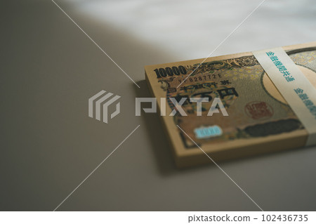 000 note, money, bank note 102436735