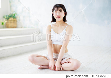 一個小伙子瑜伽 102436810