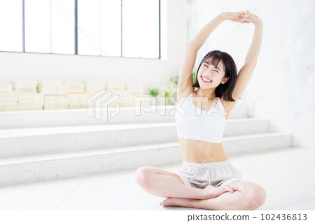 一個小伙子瑜伽 102436813