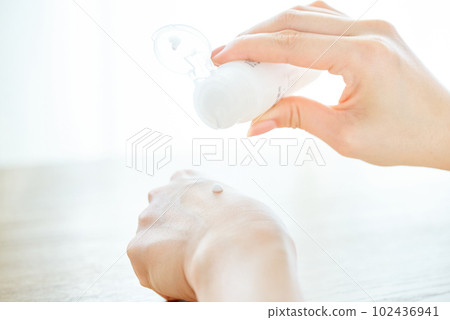 把乳液放在手上的女人的手 102436941