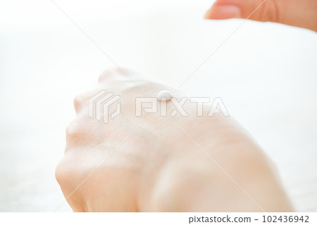 把乳液放在手上的女人的手 102436942