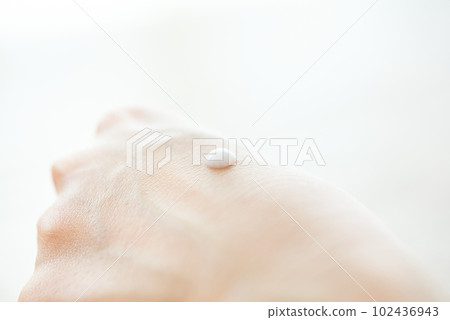 把乳液放在手上的女人的手 102436943