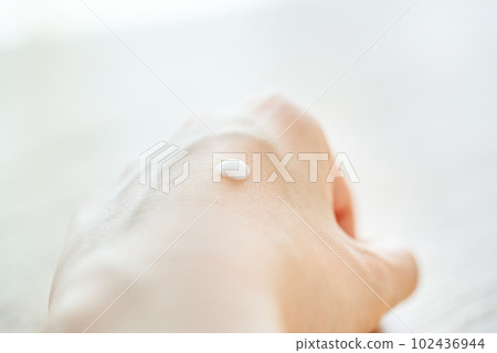 把乳液放在手上的女人的手 把乳液放在手上的女人的手 102436944