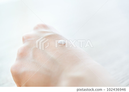 把乳液放在手上的女人的手 把乳液放在手上的女人的手 102436946