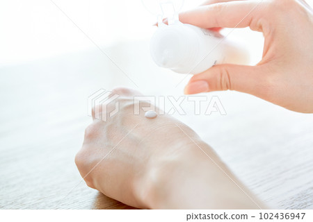 把乳液放在手上的女人的手 把乳液放在手上的女人的手 102436947