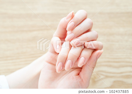 女人的手檢查指甲的狀況 女人的手檢查指甲的狀況 102437885
