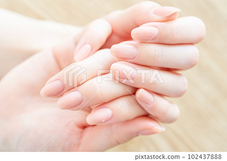 女人的手檢查指甲的狀況 女人的手檢查指甲的狀況 102437888