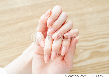 女人的手檢查指甲的狀況 102437890