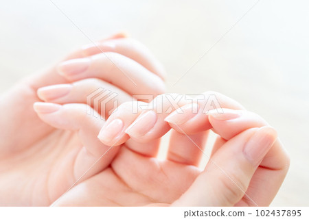 女人的手檢查指甲的狀況 女人的手檢查指甲的狀況 102437895