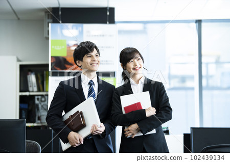 辦公室業務男女肖像 102439134