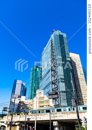 千變萬化的東京東新橋一丁目十字路口摩天大樓和鐵道2023.04 c-2高飽和度對比 102440319
