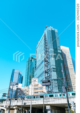 千變萬化的東京東新橋一丁目十字路口摩天大樓和鐵道2023.04 c-3淺色 千變萬化的東京東新橋一丁目十字路口摩天大樓和鐵道2023.04 c-3淺色 102440320