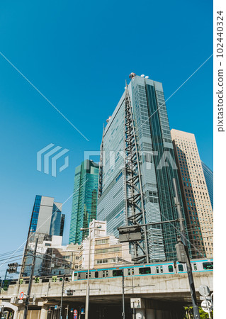 千變萬化的東京東新橋一丁目十字路口摩天大樓和鐵道2023.04 c-5電影風格 千變萬化的東京東新橋一丁目十字路口摩天大樓和鐵道2023.04 c-5電影風格 102440324