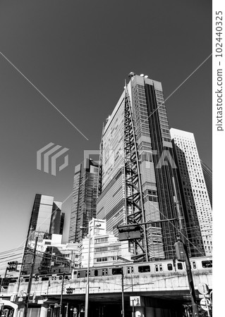千變萬化的東京東新橋一丁目十字路口摩天大樓和鐵路2023.04 c-6單色 102440325