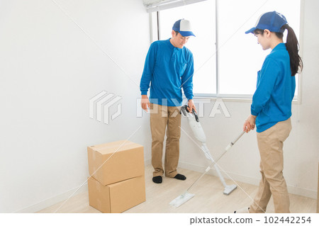 Men and women of movers and cleaners who clean the room Men and women of movers and cleaners who clean the room 102442254