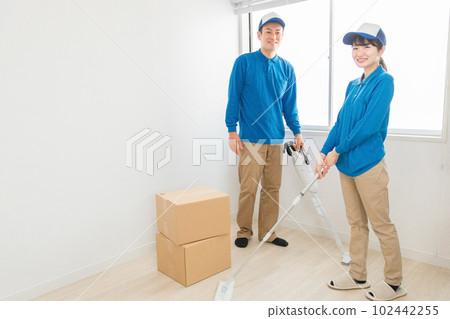 Men and women of movers and cleaners who clean the room Men and women of movers and cleaners who clean the room 102442255