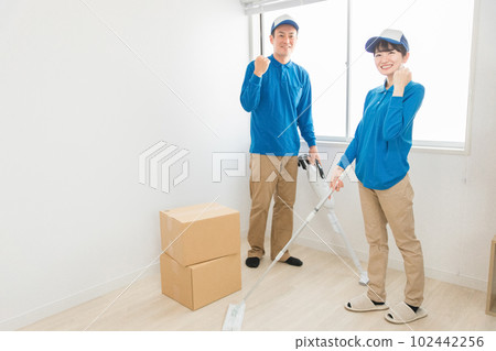 Men and women of movers and cleaners who clean the room Men and women of movers and cleaners who clean the room 102442256