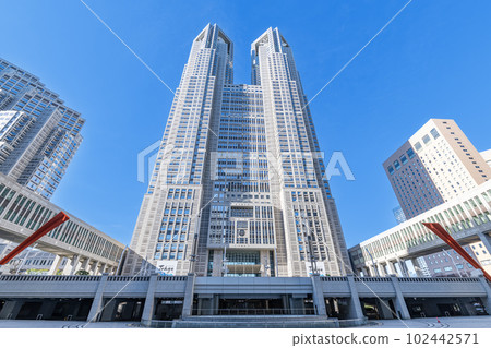 新宿區、東京都政府大樓的東京城市景觀和西新宿大樓在陽光明媚的日子 102442571