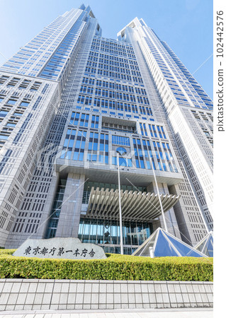 東京新宿區：陽光明媚的日子裡，東京都政府大樓和一塊石牌 102442576