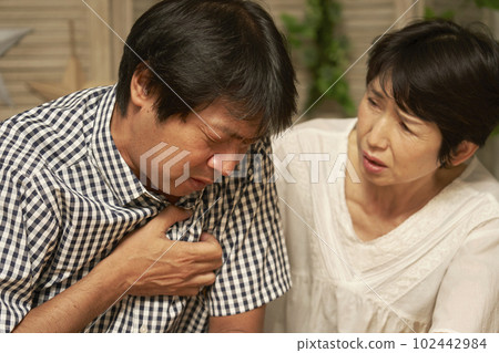 家中胸痛的中年男子 102442984