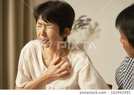 家中胸痛的中年婦女 102442991