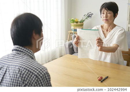 中年離婚 中年婦女出示離婚證 102442994