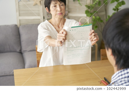 中年離婚 中年婦女出示離婚證 中年離婚 中年婦女出示離婚證 102442999