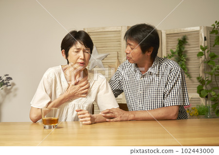 家中胸痛的中年婦女 102443000