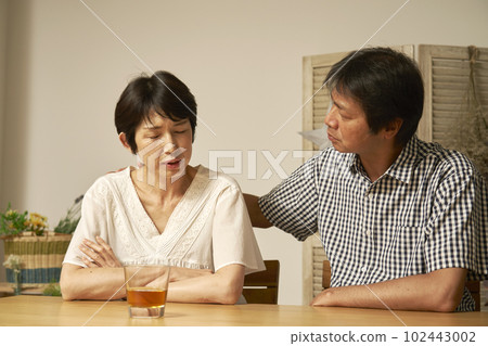 在家抑鬱的中年婦女 在家抑鬱的中年婦女 102443002