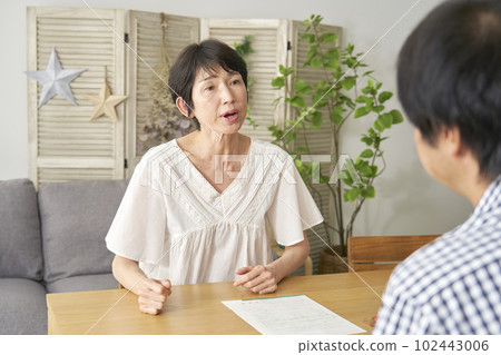 Middle-aged divorce Middle-aged woman talking about divorce 102443006