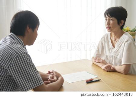 Middle-aged divorce Middle-aged woman talking about divorce 102443013